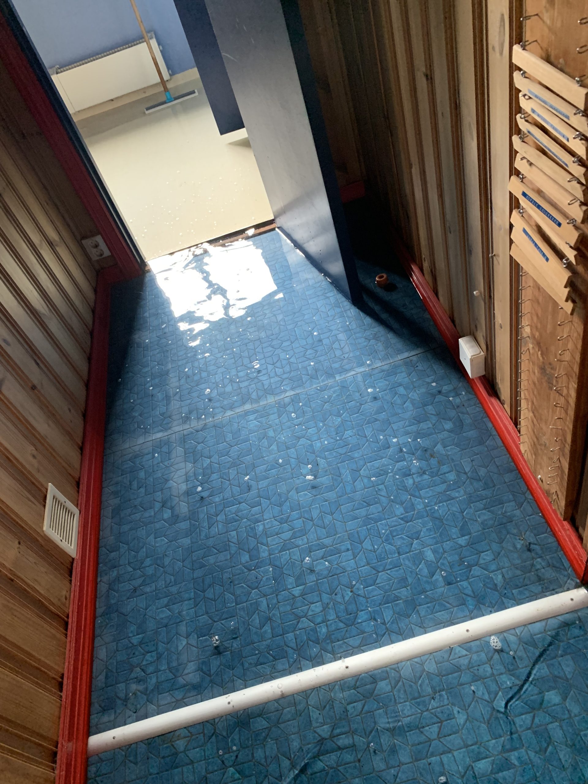 VATTENSKADA I STUGAN